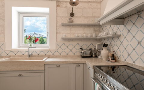 Villa Bellavista: Cabinetry, Countertop, Tap, Møbel, Køkkenvask, Træ, Køkken, Belysning, Indretning, Håndvask