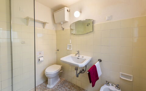 Villa Vigliano: Spejl, Håndvask, Sanitærarmatur, Tap, Ejendom, Badeværelsesvask, Toiletbræt, Bygning, Purple, Badeværelse