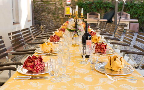Villa Vaccoli: Mad, Bord, Bordservice, Møbel, Glasservice, Plade, Dug, Plante, Tallerkner, Drinkware