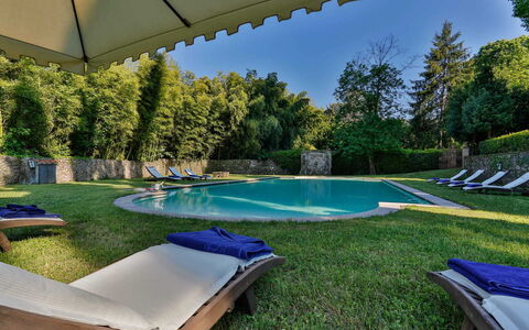 Villa Vaccoli: Vand, Plante, Ejendom, Himmel, Svømmepøl, Azure, Skygge, Udendørs Møbler, Træ, Græs