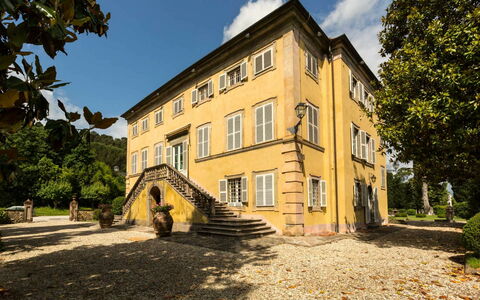 Villa Vorno: Himmel, Plante, Bygning, Vindue, Sky, Træ, Sollys, Hus, Dør, Boligområde