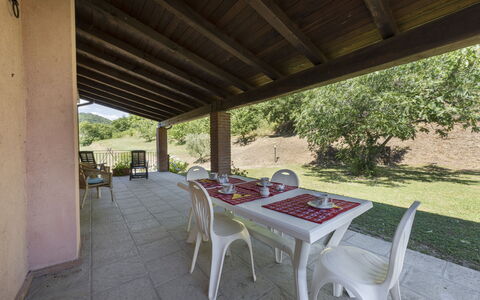 Villa Rosata: Plante, Bord, Skygge, Træ, Stol, Træ, Udendørs Møbler, Bygning, Udendørs Bord, Fritid