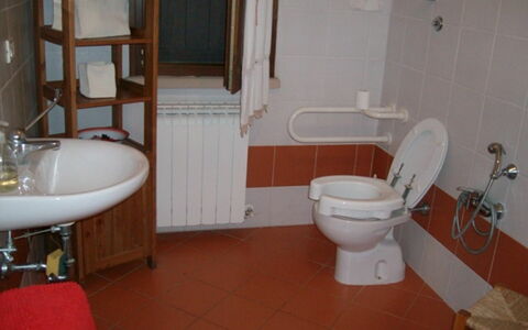 Villa Le Selvole: Spejl, Sanitærarmatur, Ejendom, Håndvask, Hvid, Toiletbræt, Purple, Badeværelse, Badeværelsesvask, Toilet