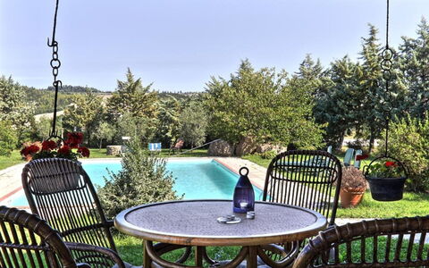 Villa Le Selvole: Plante, Vand, Himmel, Bord, Møbel, Ejendom, Azure, Natur, Stol, Svømmepøl