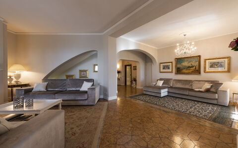 Villa Monteresi: Møbel, Billedramme, Bord, Træ, Indretning, Belysning, Stue, Countertop, Etage, Gulvbelægning