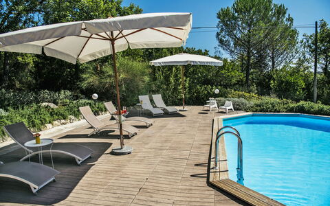 Villa Monteresi: Vand, Plante, Himmel, Træ, Svømmepøl, Skygge, Udendørs Møbler, Liggestol, Paraply, Stol