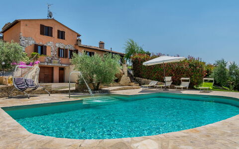 Villa Montone: Vand, Himmel, Plante, Ejendom, Bygning, Azure, Svømmepøl, Træ, Skygge, Fritid