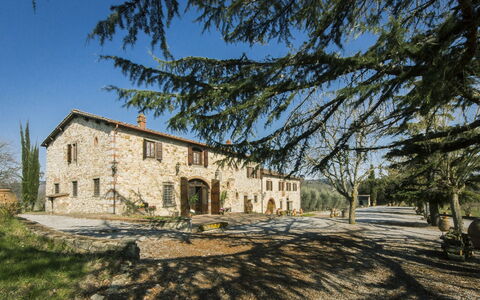Villa Di Gaiole: Himmel, Bygning, Plante, Vindue, Træ, Naturlige Landskab, Hus, Græs, Landskab, Sommerhus