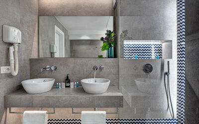 Bilocale Classic Wave: Spejl, Tap, Sanitærarmatur, Håndvask, Badeværelsesvask, Ejendom, Bygning, Badeværelsesskab, Badeværelse, Rektangel