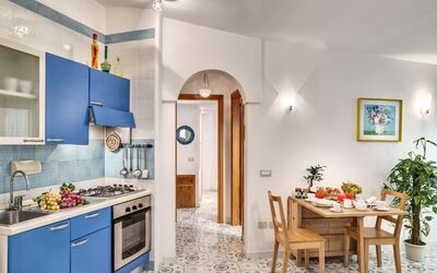 Bilocale Deluxe Wave: Cabinetry, Ejendom, Møbel, Plante, Bygning, Countertop, Stol, Blå, Stueplante, Skuffe