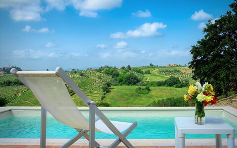 Villa Pianora: Vand, Sky, Himmel, Plante, Natur, Azure, Udendørs Møbler, Stol, Blomst, Svømmepøl