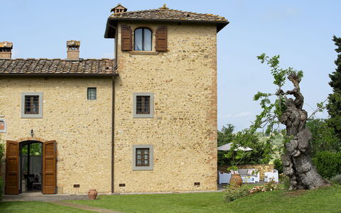 Villa Pianora: Himmel, Bygning, Plante, Vindue, Træ, Land Lot, Dør, Hus, Facade, Sommerhus