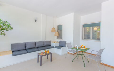 Villa Talise: Bord, Couch, Møbel, Plante, Indretning, Bygning, Stue, Træ, Belysning, Orange