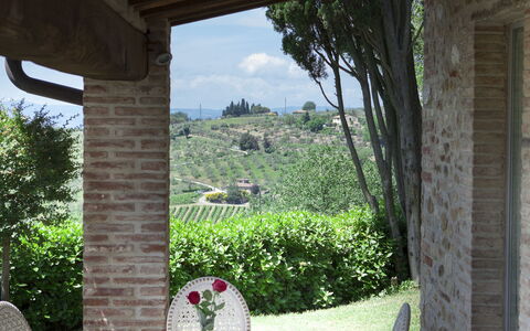 Chianti Fornace 1: Møbel, Himmel, Plante, Bygning, Stol, Træ, Skygge, Veranda, Bord, Udendørs Møbler