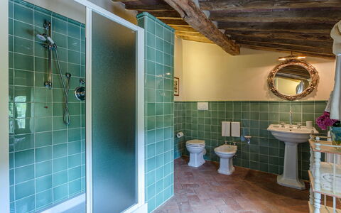 Villa Castellaccio: Spejl, Sanitærarmatur, Håndvask, Badeværelse, Tap, Bruser, Indretning, Purple, Bygning, Etage