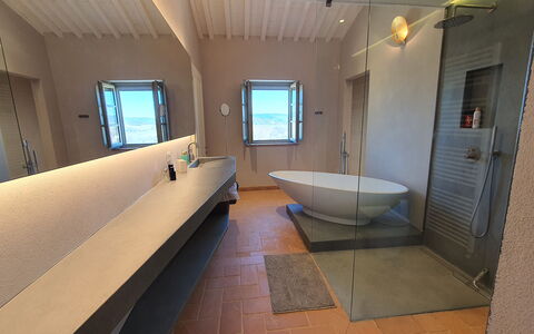 Casa Insieme: Ejendom, Sanitærarmatur, Tap, Badekar, Azure, Træ, Purple, Indretning, Badeværelse, Håndvask