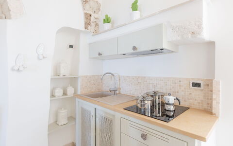 Romeo e Giulietta - Terrazza Vista Mare: Cabinetry, Countertop, Hvid, Produkt, Tap, Reoler, Håndvask, Indretning, Køkken, Træ