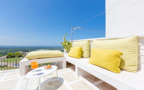 Romeo e Giulietta - Terrazza Vista Mare: Himmel, Ejendom, Plante, Komfort, Udendørs Møbler, Indretning, Skygge, Vand, Couch, Pude