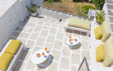 Romeo e Giulietta - Terrazza Vista Mare: Plante, Indretning, Urban Design, Gul, Bygning, Gulvbelægning, Etage, Stol, Træ, Ejendom