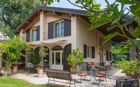 Villa Monia: Bygning, Plante, Ejendom, Vindue, Møbel, Hus, Træ, Himmel, Skygge, Dør