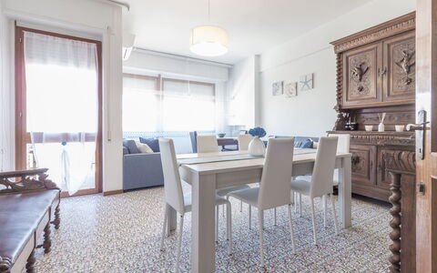 Cattolica Sea Loft: Bord, Møbel, Bygning, Stol, Vindue, Træ, Billedramme, Stue, Hus, Indretning