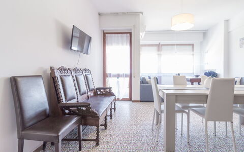 Cattolica Sea Loft: Møbel, Ejendom, Bord, Bygning, Stol, Billedramme, Indretning, Træ, Stueplante, Komfort