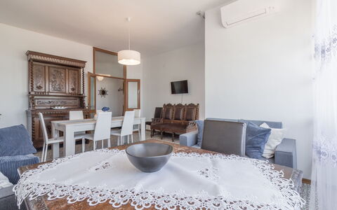 Cattolica Sea Loft: Bord, Møbel, Ejendom, Stol, Azure, Dug, Træ, Billedramme, Indretning, Dekoration