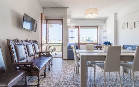 Cattolica Sea Loft: Møbel, Ejendom, Bord, Azure, Billedramme, Stueplante, Stol, Belysning, Vindue, Arkitektur