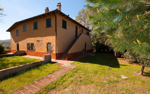 Holiday Home Giannella: Plante, Himmel, Bygning, Vindue, Træ, Land Lot, Græs, Hus, Sommerhus, Dør