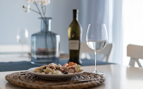 Conero Suite: Mad, Bordservice, Bord, Møbel, Tallerkner, Flaske, Drinkware, Vin, Ingrediens