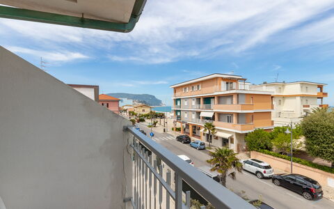 Conero Suite: Sky, Himmel, Bygning, Hjul, Bil, Plante, Vindue, Træ, Urban Design