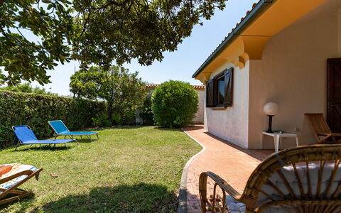 Villa Il Pesco: Plante, Ejendom, Bygning, Himmel, Træ, Vindue, Skygge, Land Lot, Stol, Græs