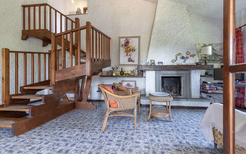 Villa Il Pesco: Møbel, Ejendom, Bygning, Træ, Gulvbelægning, Indretning, Bord, Etage, Trappe, Stol