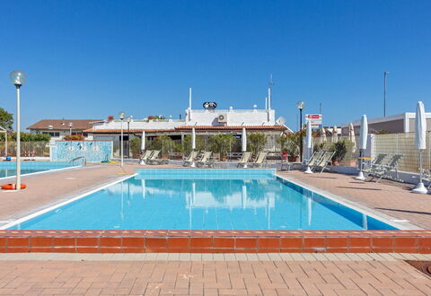 Villa Il Pesco: Vand, Himmel, Svømmepøl, Azure, Fritid, Kompositmateriale, Udendørs Møbler, Fritid, Rektangel, Skygge