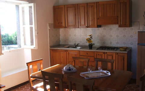 Giannella Holiday Apartment: Brun, Cabinetry, Køkkenvask, Countertop, Ejendom, Møbel, Håndvask, Tap, Vindue, Køkken