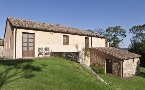 Chianti Resort: Himmel, Bygning, Ejendom, Plante, Vindue, Træ, Hus, Land Lot, Græs, Boligområde