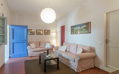 Casa Lavanda: Billedramme, Møbel, Ejendom, Bord, Azure, Træ, Komfort, Couch, Indretning, Stue