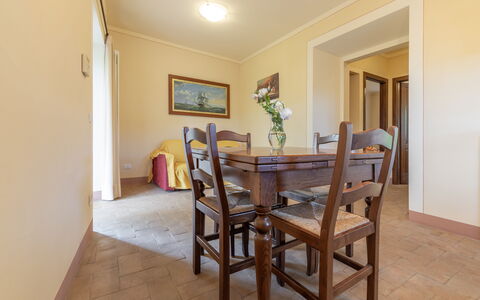 Il Fienile Holiday Home: Møbel, Bord, Stol, Træ, Bygning, Maling, Indretning, Gulvbelægning, Bejdse