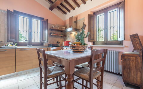 Villa Vagnini: Bord, Møbel, Cabinetry, Vindue, Countertop, Azure, Køkken, Træ, Plante, Gulvbelægning