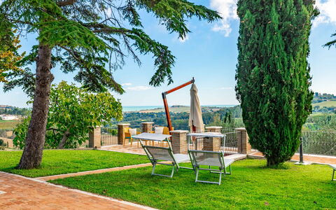 Villa Vagnini: Himmel, Sky, Plante, Daytime, Ejendom, Møbel, Natur, Grøn, Naturlige Landskab, Bord