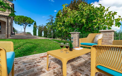 Villa Vagnini: Himmel, Sky, Plante, Bord, Møbel, Ejendom, Grøn, Azure, Natur, Blå