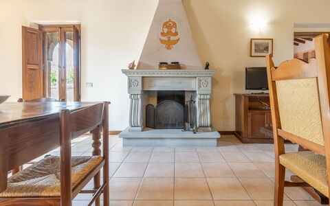 Villa Vagnini: Møbel, Bord, Træ, Indretning, Bygning, Stue, Stol, Etage, Hearth, Gulvbelægning