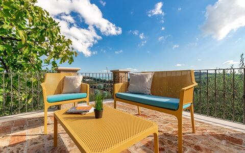 Villa Vagnini: Himmel, Sky, Plante, Møbel, Ejendom, Bord, Azure, Træ, Naturlige Landskab, Udendørs Møbler