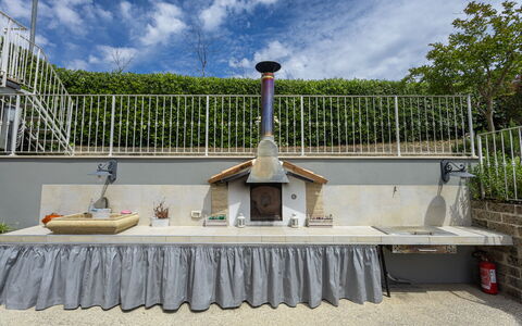 La Casa Di Campagna: Skorsten, Stueplante, Flise, Grill, Backyard, Køkken, Komfur, Blomsterkrukke, Komfur