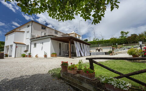 La Casa Di Campagna: Estate, Gård, Stol, Altan, Veranda, Villa, Blomsterkrukke, Gårdhave, Udendørs Struktur, Dæk
