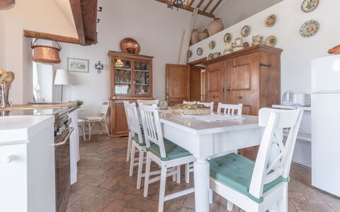 Villa La Picena: Bord, Ejendom, Møbel, Cabinetry, Countertop, Træ, Belysning, Stol, Køkken, Arkitektur