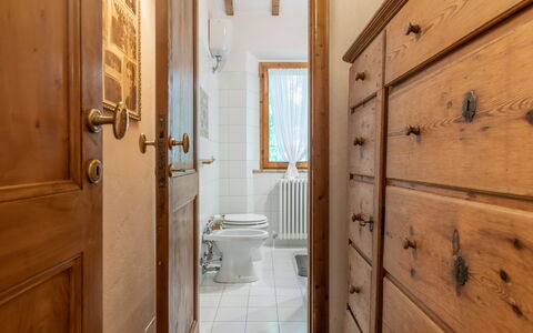 Villa La Picena: Ejendom, Træ, Badeværelse, Bygning, Sanitærarmatur, Indretning, Cabinetry, Etage, Dør