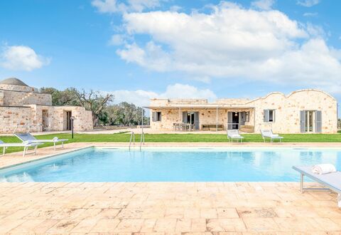 Villa Trullina: Vand, Sky, Himmel, Plante, Blå, Svømmepøl, Azure, Bygning, Græs
