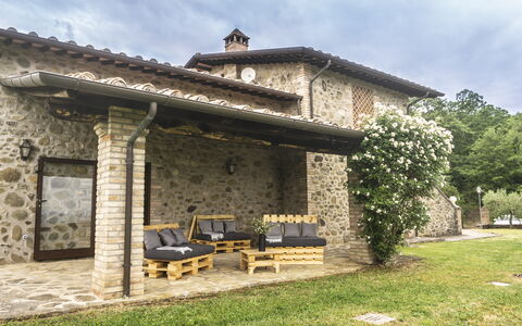 Villa San Leo: Sky, Plante, Bygning, Ejendom, Himmel, Møbel, Udendørs Bench, Vindue, Skygge, Træ