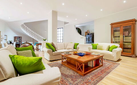 Villa Rossana: Couch, Ejendom, Møbel, Bord, Komfort, Billedramme, Stueplante, Plante, Indretning, Belysning